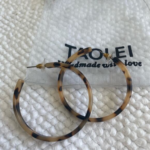 Taolei Designs Tortoise Shell Lightweight Hoop Earrings NEW - Picture 3 of 5
